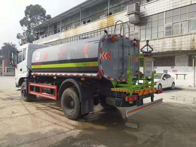 東莞灑水車專賣店 藍(lán)牌5方灑水車與多功能消防車的雙重優(yōu)勢