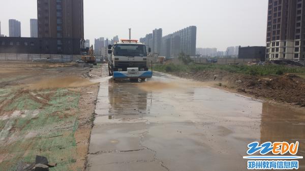 多措并舉，防塵降霾——鄭州18中新校區引入消防車助力揚塵治理